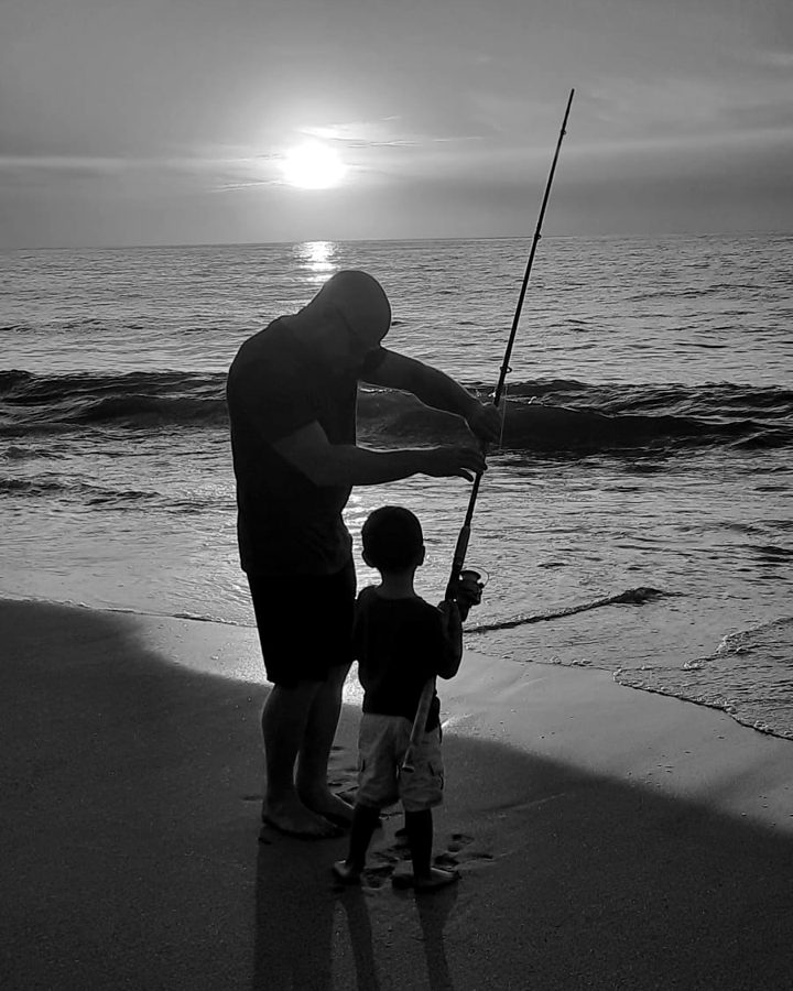 Pascal Bauer mit seinem Sohn beim Fischen am Strand von Lo de Marcos in Mexiko